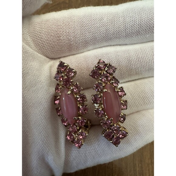 Vintage Pink Rhinestone Gold Tone Clip On Earrings Oval Pink Stone - Picture 4 of 9